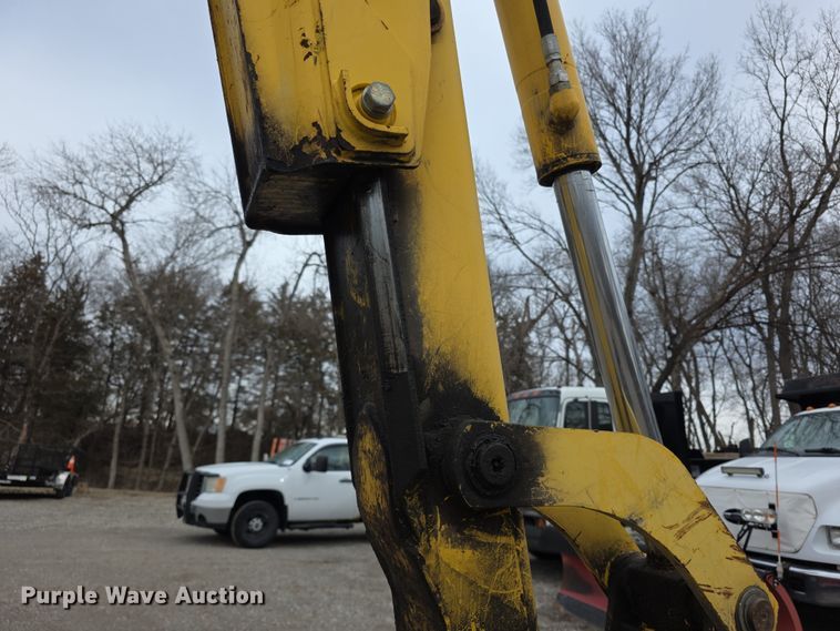 image for item FI0892 2005 New Holland LB90B backhoe