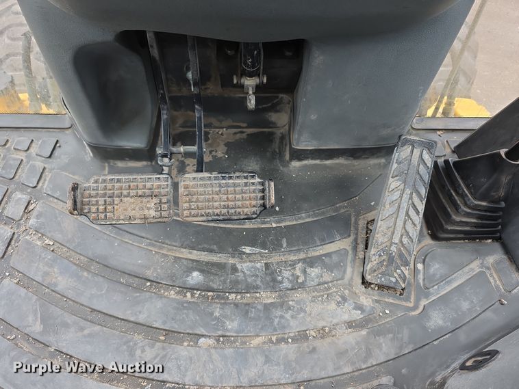 image for item FI0892 2005 New Holland LB90B backhoe