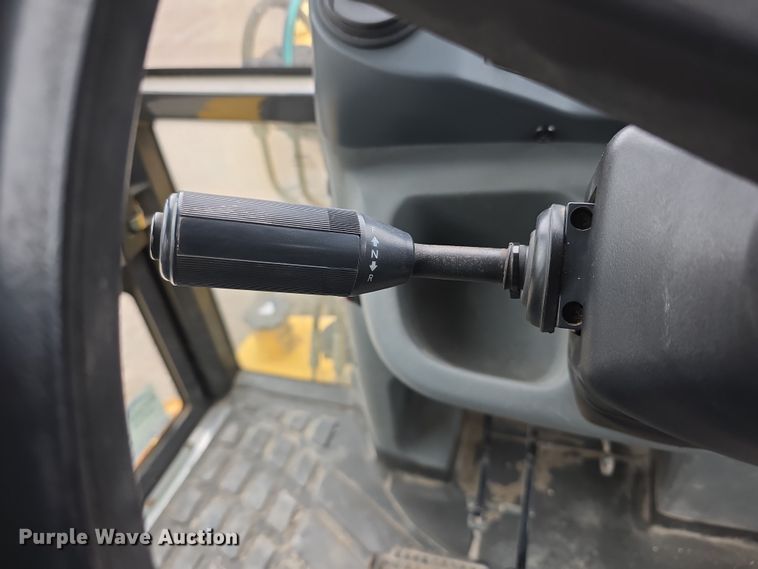 image for item FI0892 2005 New Holland LB90B backhoe