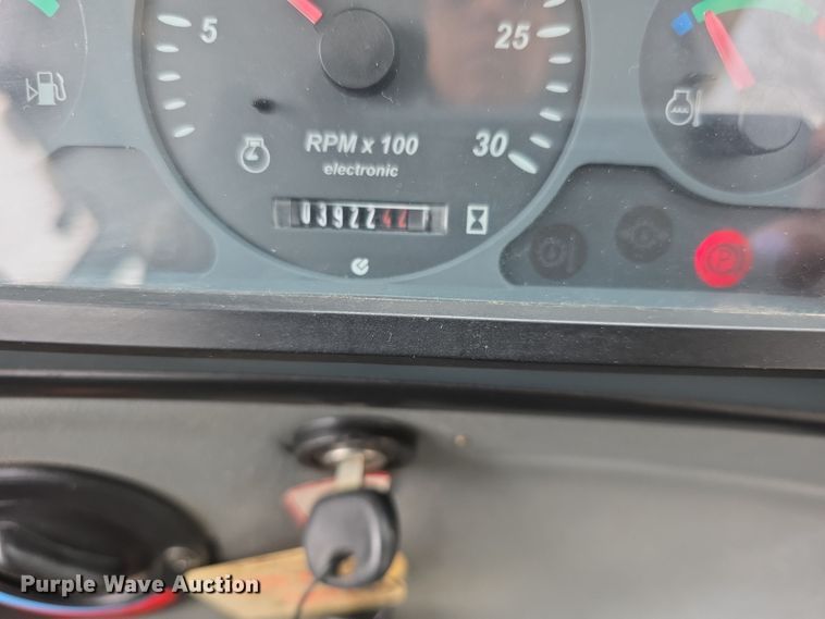 image for item FI0892 2005 New Holland LB90B backhoe