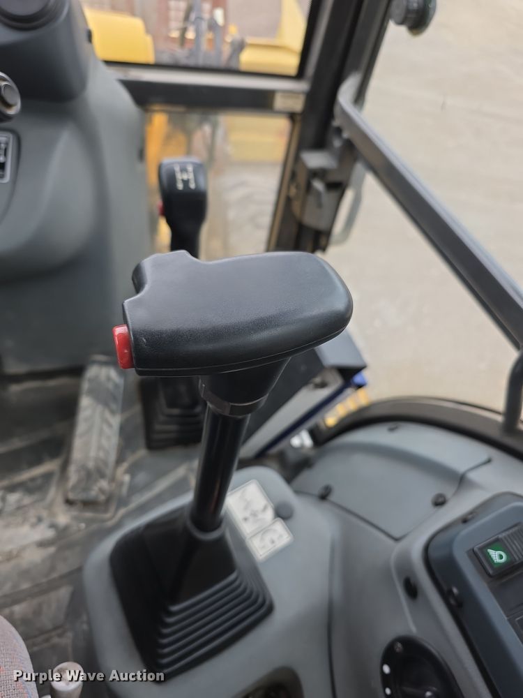 image for item FI0892 2005 New Holland LB90B backhoe