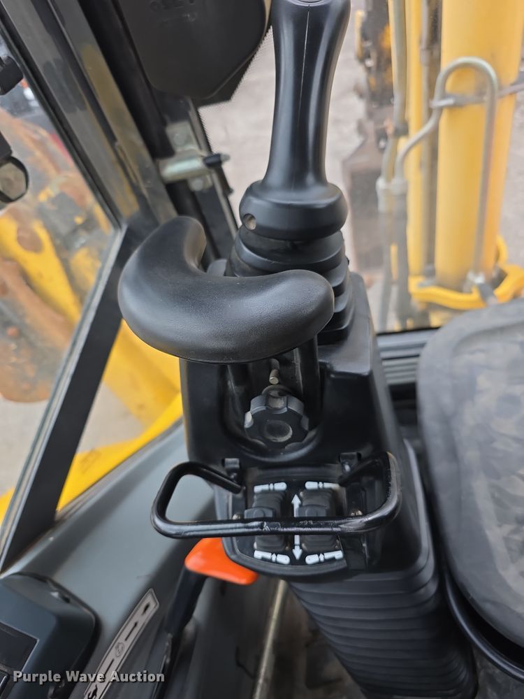 image for item FI0892 2005 New Holland LB90B backhoe