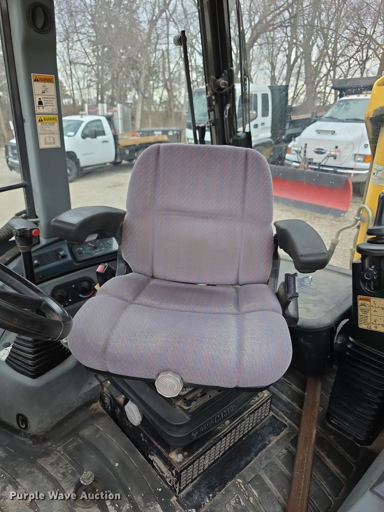 image for item FI0892 2005 New Holland LB90B backhoe