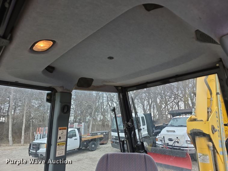 image for item FI0892 2005 New Holland LB90B backhoe