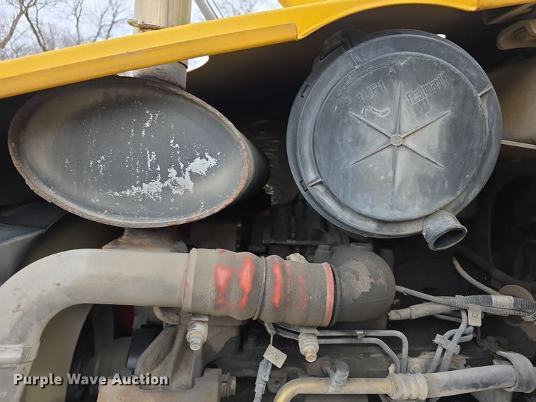 image for item FI0892 2005 New Holland LB90B backhoe