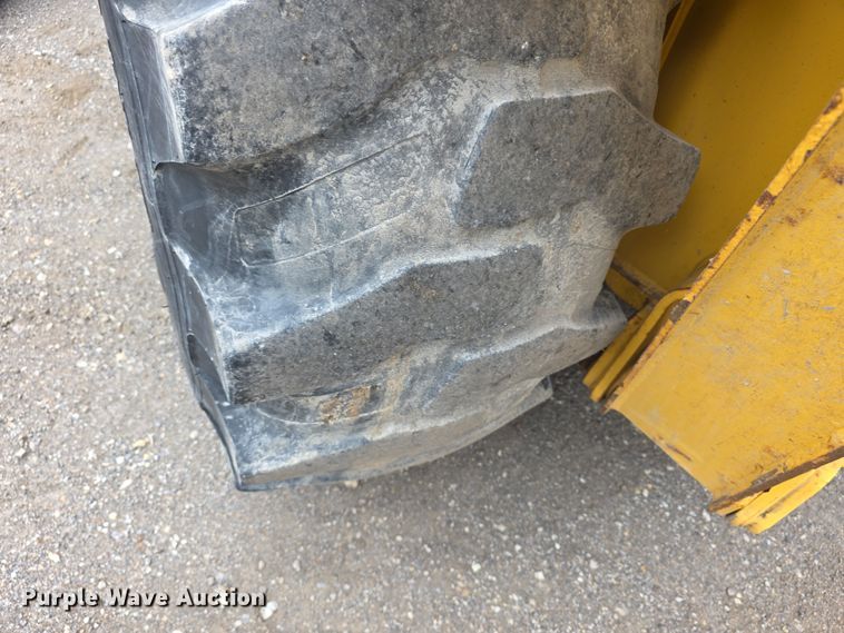 image for item FI0892 2005 New Holland LB90B backhoe