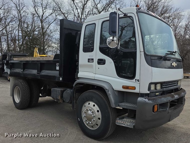 image for item FI0894 2001 Chevrolet T7500 dump flatbed truck