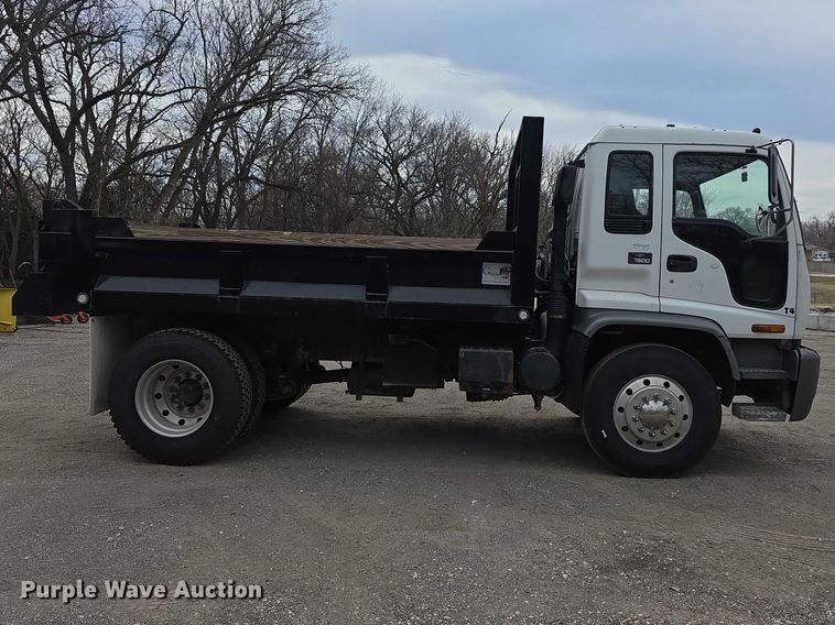 image for item FI0894 2001 Chevrolet T7500 dump flatbed truck