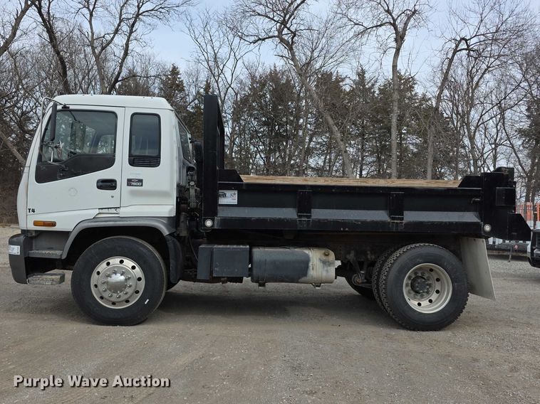 image for item FI0894 2001 Chevrolet T7500 dump flatbed truck