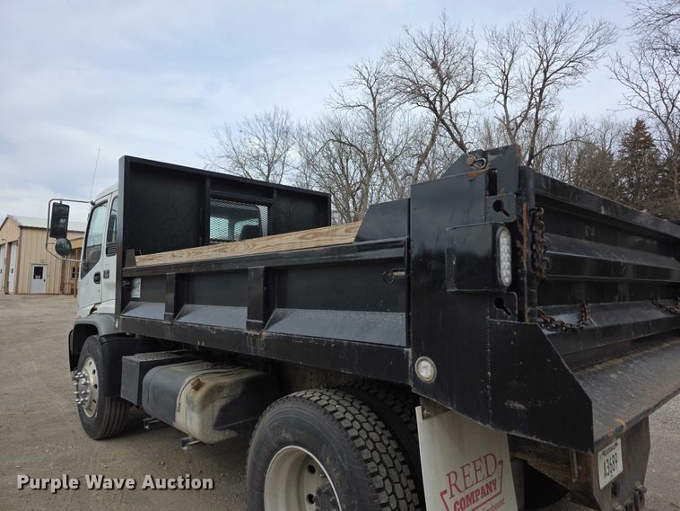 image for item FI0894 2001 Chevrolet T7500 dump flatbed truck