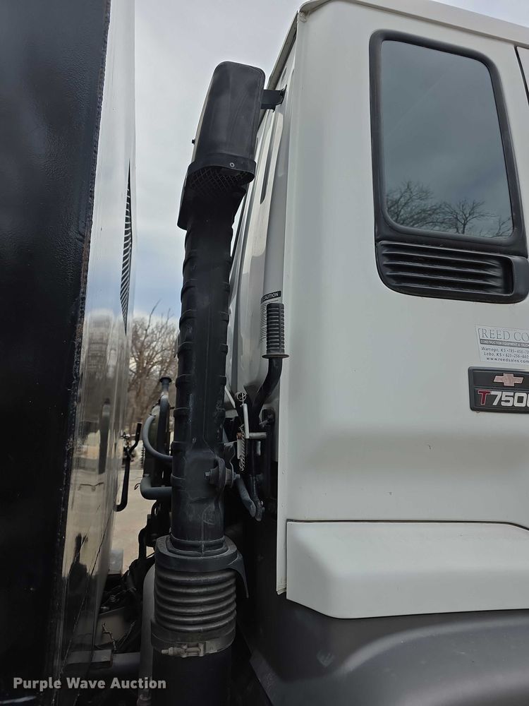 image for item FI0894 2001 Chevrolet T7500 dump flatbed truck