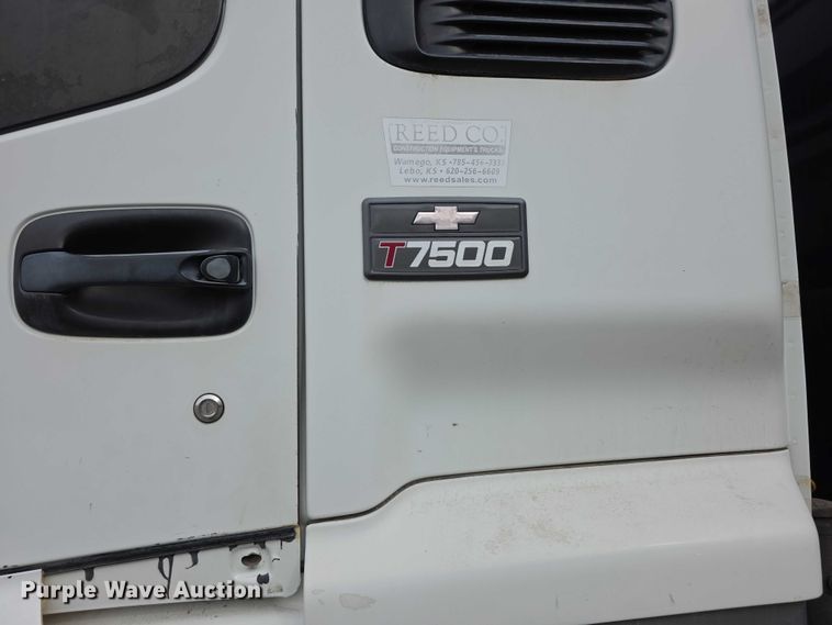 image for item FI0894 2001 Chevrolet T7500 dump flatbed truck