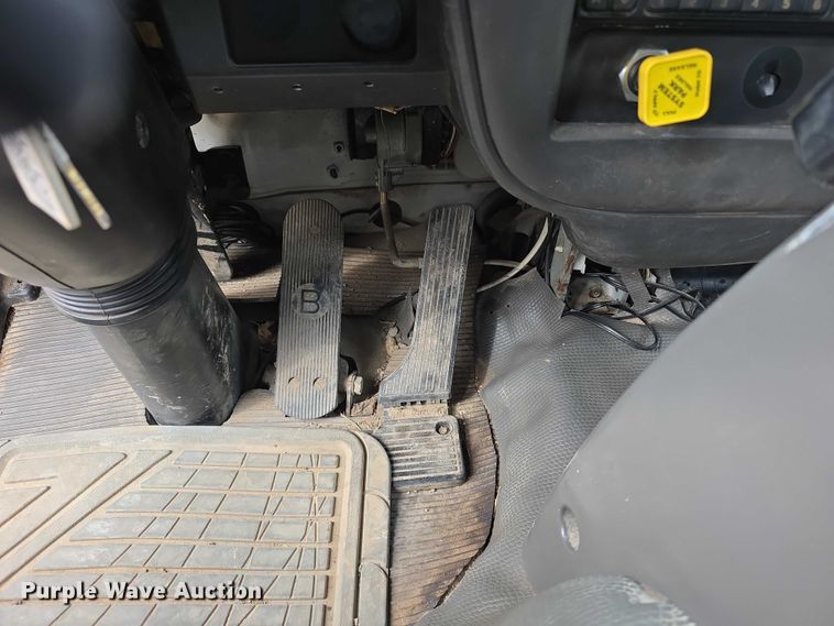 image for item FI0894 2001 Chevrolet T7500 dump flatbed truck