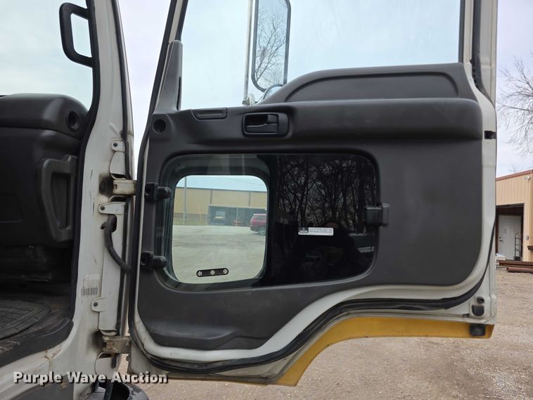 image for item FI0894 2001 Chevrolet T7500 dump flatbed truck