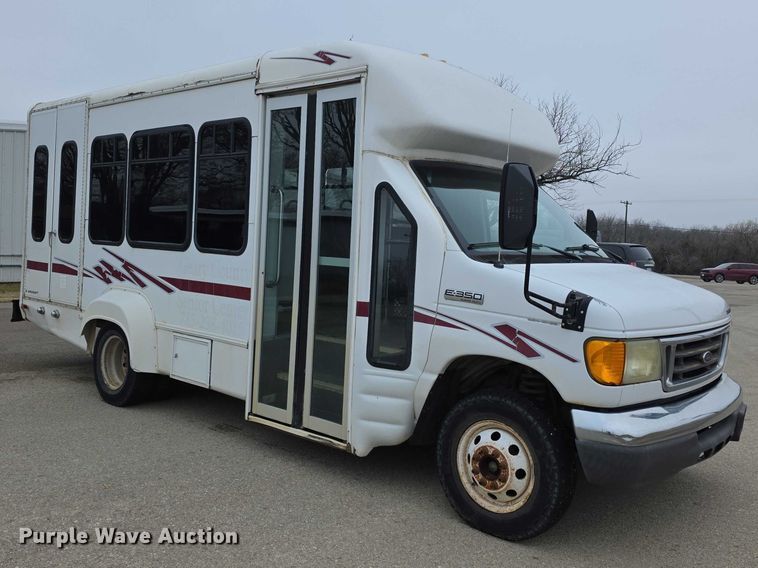 image for item FI0901 2006 Ford E350 super duty  shuttle bus