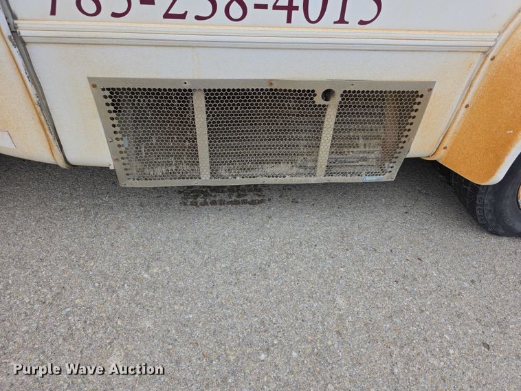 image for item FI0901 2006 Ford E350 super duty  shuttle bus