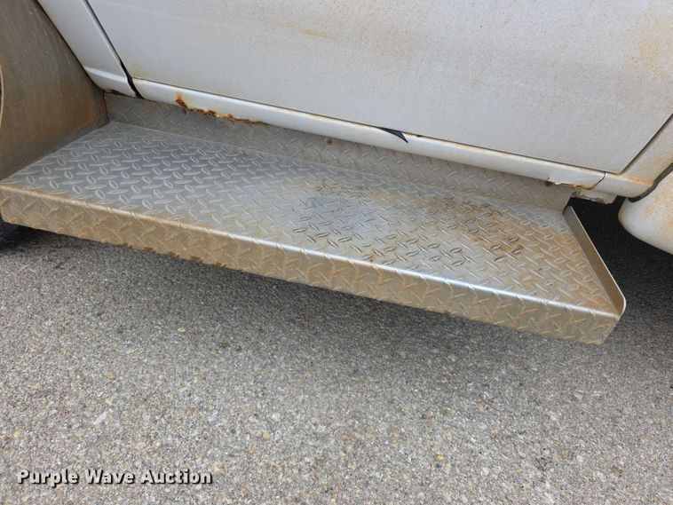 image for item FI0901 2006 Ford E350 super duty  shuttle bus