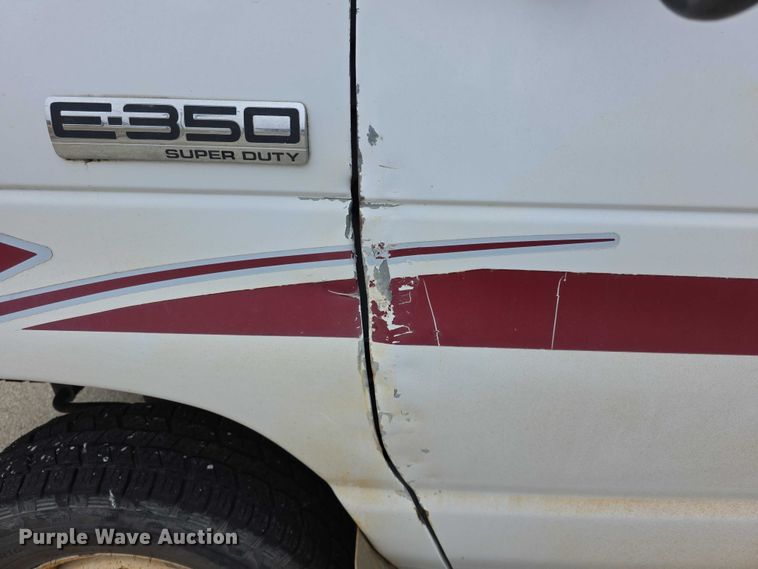 image for item FI0901 2006 Ford E350 super duty  shuttle bus