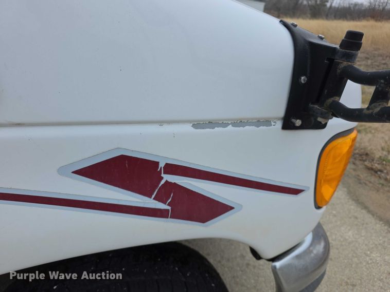 image for item FI0901 2006 Ford E350 super duty  shuttle bus