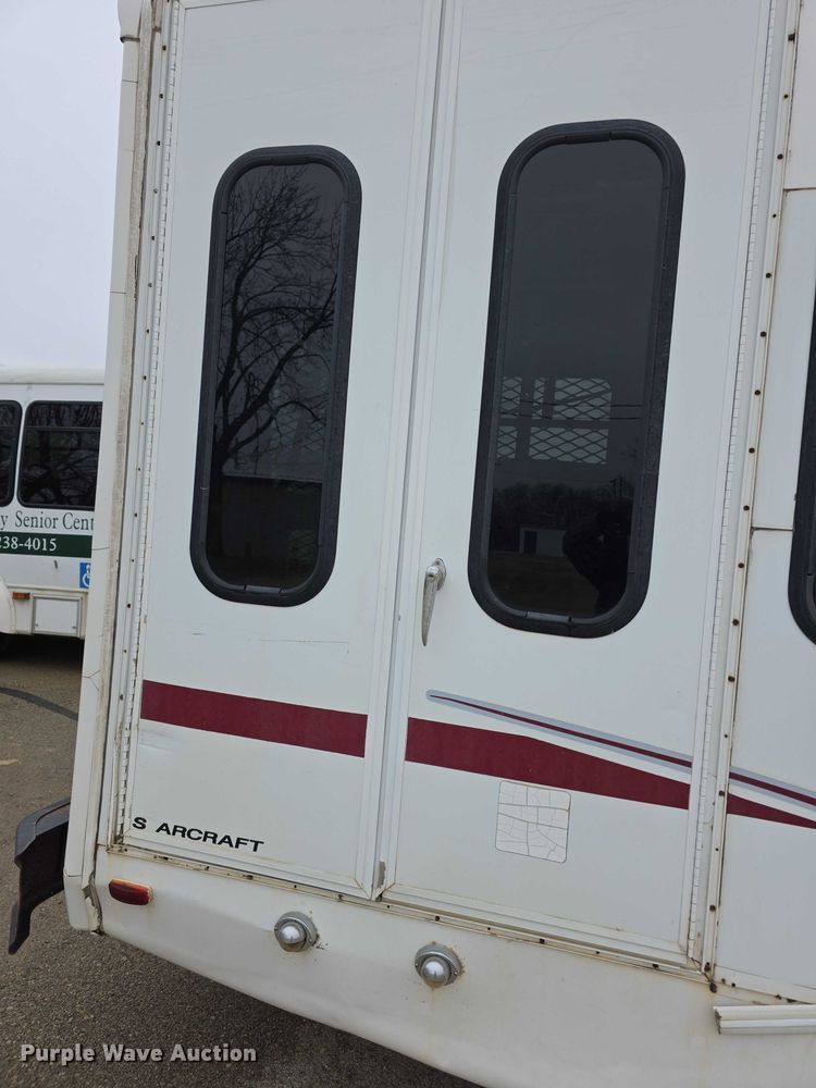 image for item FI0901 2006 Ford E350 super duty  shuttle bus