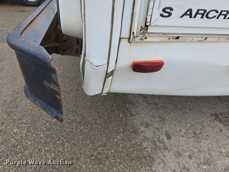 image for item FI0901 2006 Ford E350 super duty  shuttle bus