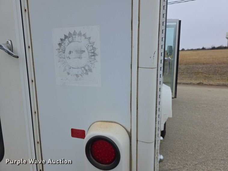 image for item FI0901 2006 Ford E350 super duty  shuttle bus