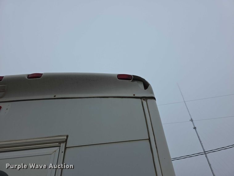 image for item FI0901 2006 Ford E350 super duty  shuttle bus