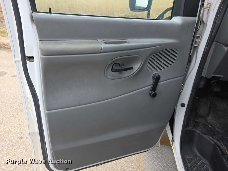 image for item FI0901 2006 Ford E350 super duty  shuttle bus