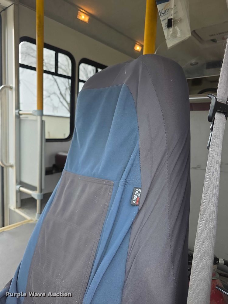 image for item FI0901 2006 Ford E350 super duty  shuttle bus