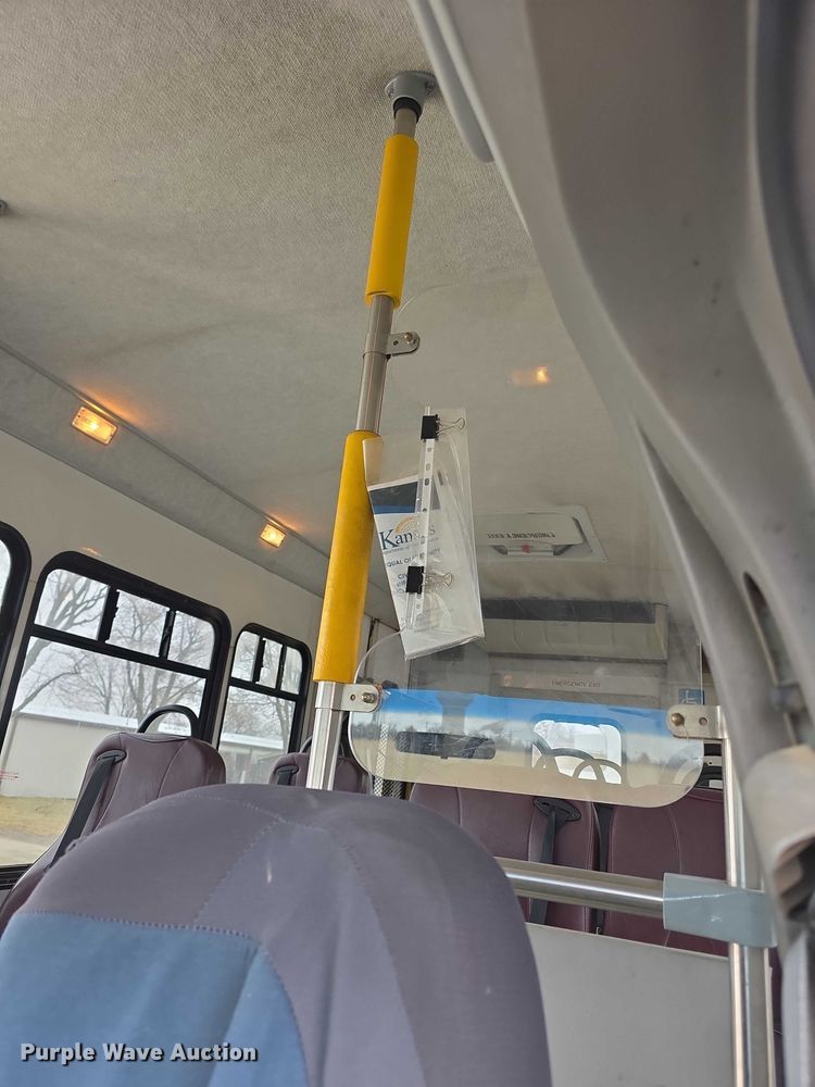 image for item FI0901 2006 Ford E350 super duty  shuttle bus