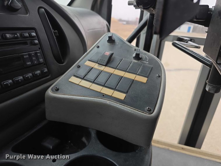 image for item FI0901 2006 Ford E350 super duty  shuttle bus