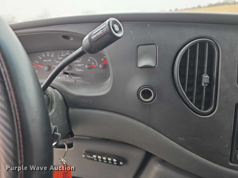 image for item FI0901 2006 Ford E350 super duty  shuttle bus