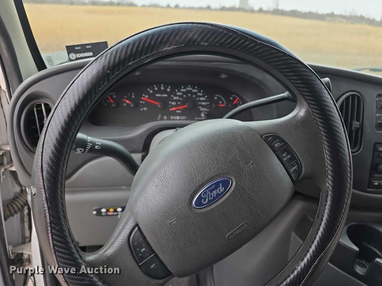 image for item FI0901 2006 Ford E350 super duty  shuttle bus