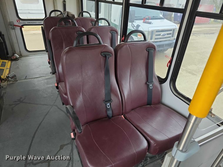 image for item FI0901 2006 Ford E350 super duty  shuttle bus