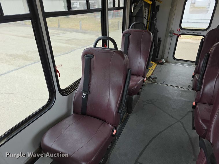 image for item FI0901 2006 Ford E350 super duty  shuttle bus