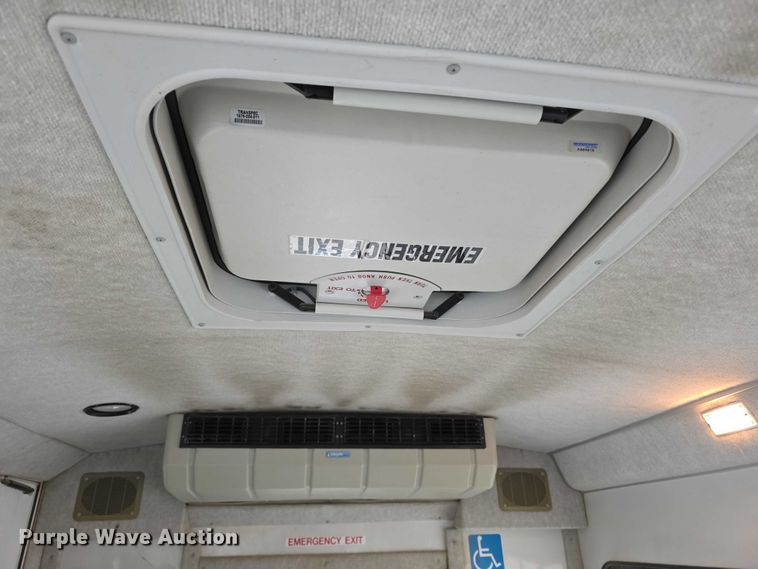 image for item FI0901 2006 Ford E350 super duty  shuttle bus