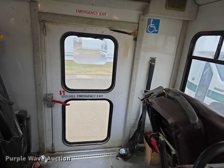 image for item FI0901 2006 Ford E350 super duty  shuttle bus