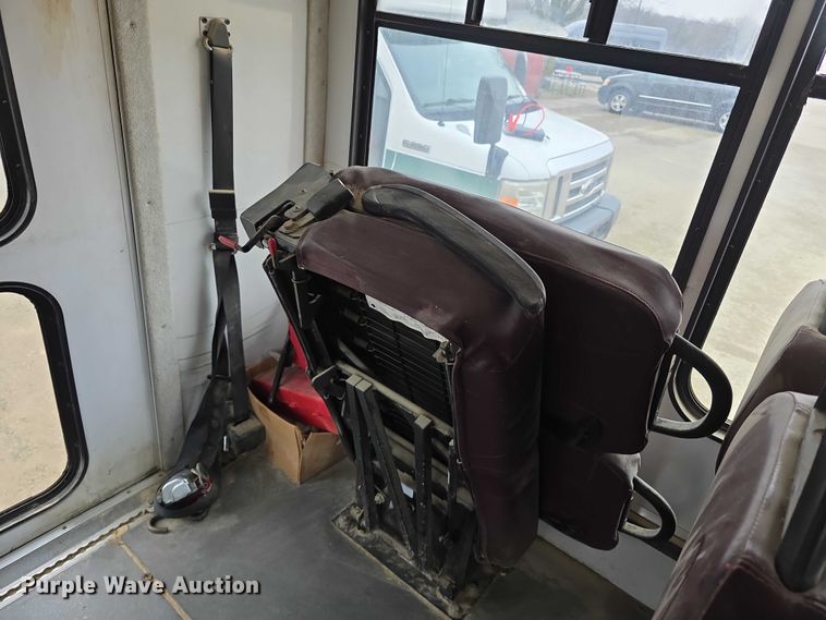 image for item FI0901 2006 Ford E350 super duty  shuttle bus