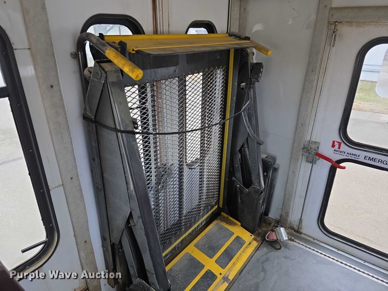 image for item FI0901 2006 Ford E350 super duty  shuttle bus