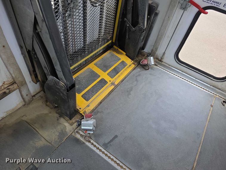 image for item FI0901 2006 Ford E350 super duty  shuttle bus