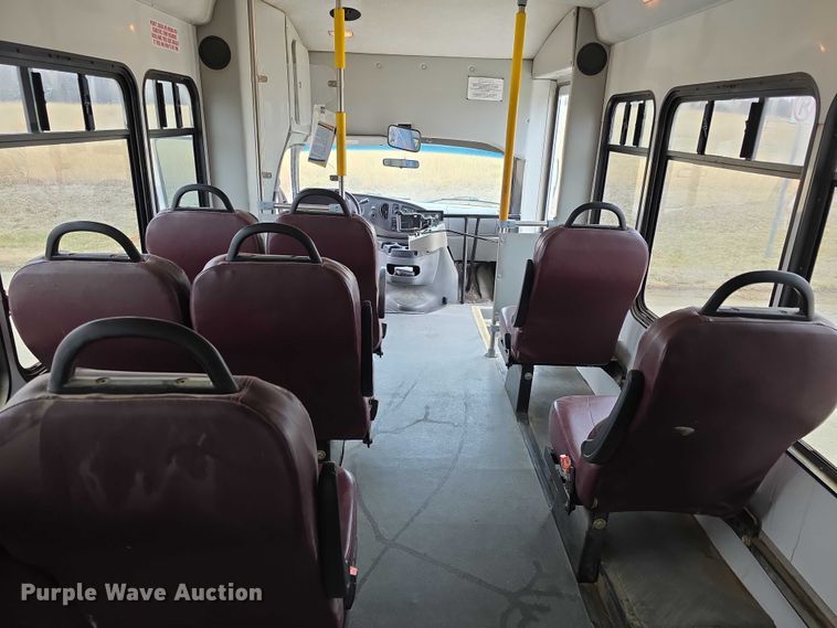 image for item FI0901 2006 Ford E350 super duty  shuttle bus