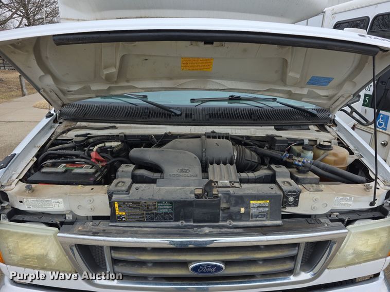 image for item FI0901 2006 Ford E350 super duty  shuttle bus