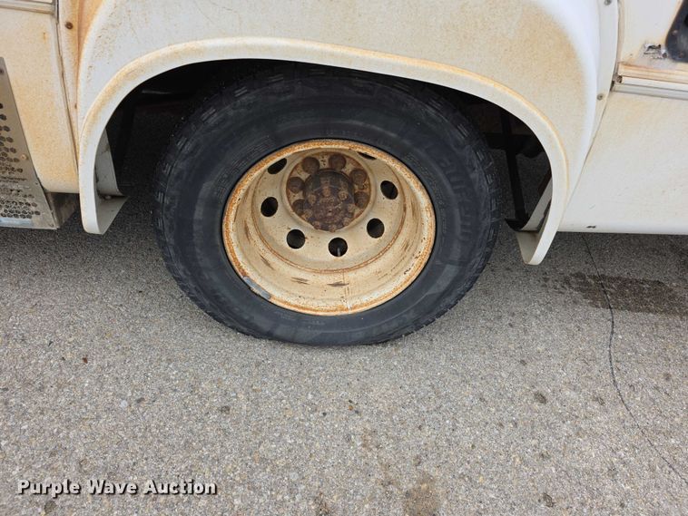 image for item FI0901 2006 Ford E350 super duty  shuttle bus