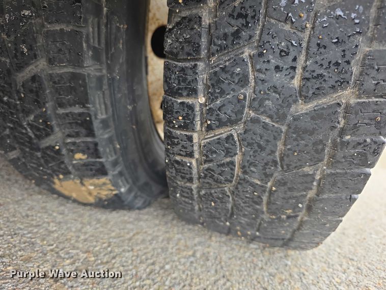 image for item FI0901 2006 Ford E350 super duty  shuttle bus