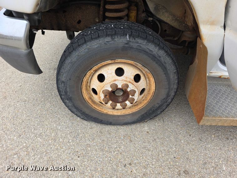 image for item FI0901 2006 Ford E350 super duty  shuttle bus