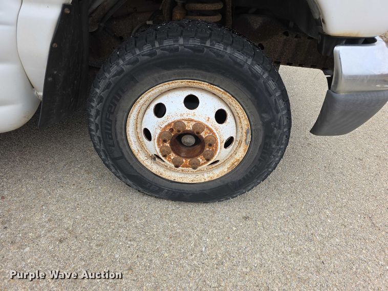 image for item FI0901 2006 Ford E350 super duty  shuttle bus