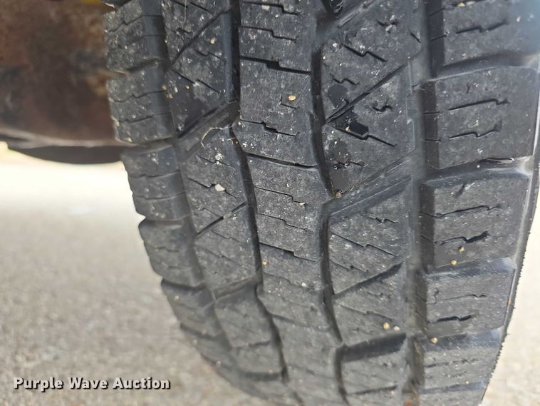 image for item FI0901 2006 Ford E350 super duty  shuttle bus