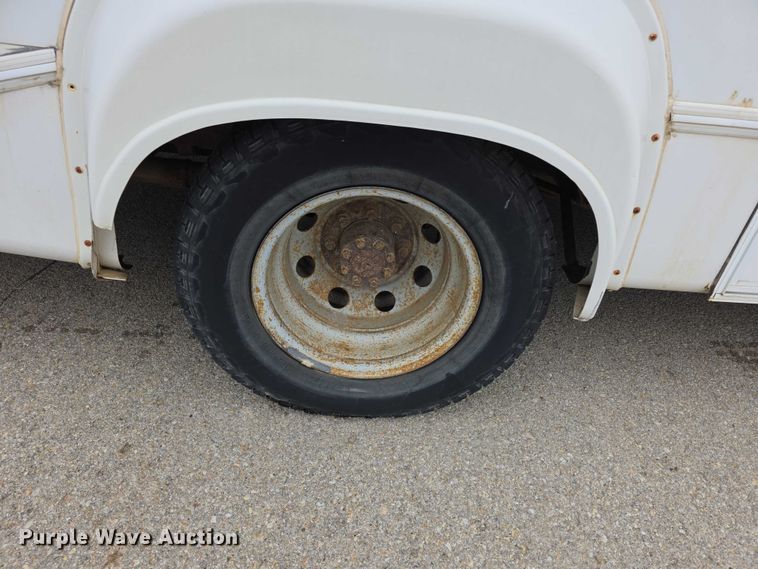 image for item FI0901 2006 Ford E350 super duty  shuttle bus