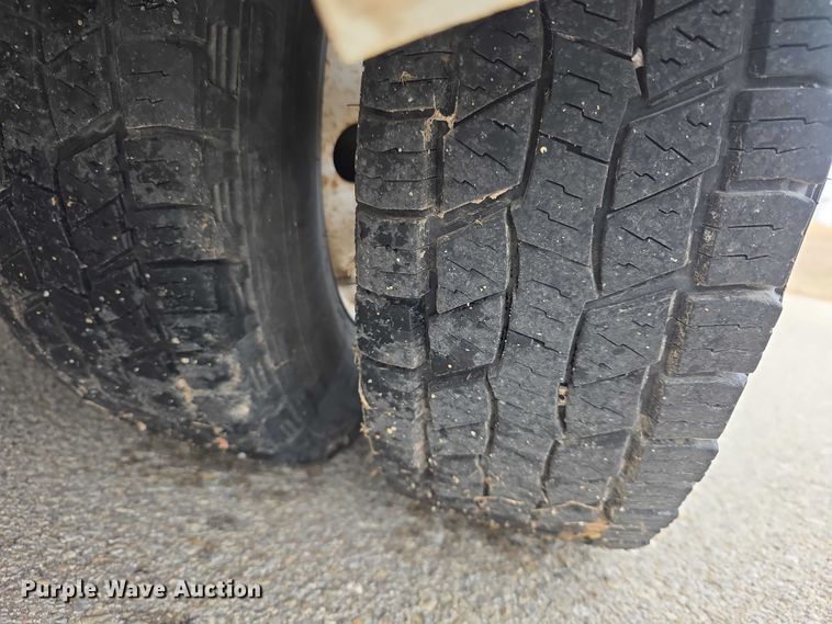 image for item FI0901 2006 Ford E350 super duty  shuttle bus