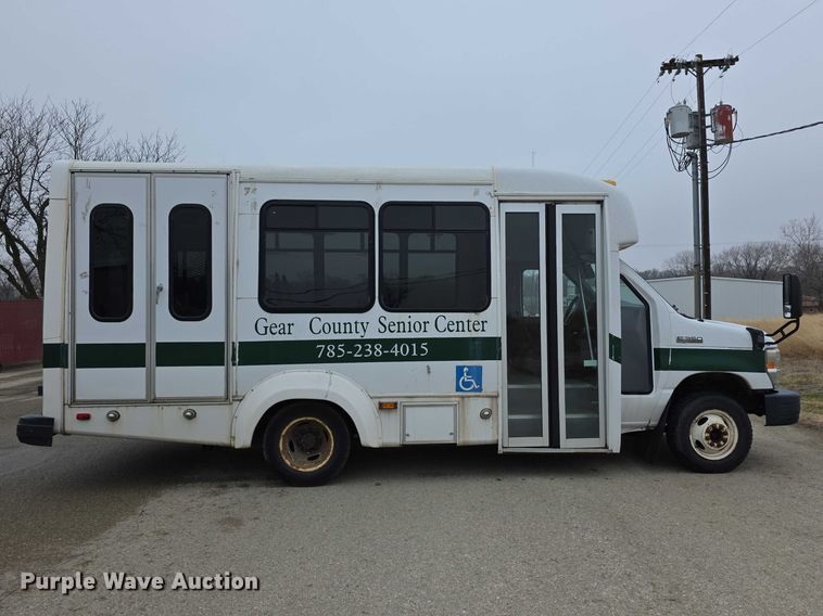 image for item FI0902 2011 Ford E350 Super Duty shuttle bus